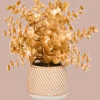 Gouden kunstplant in pot